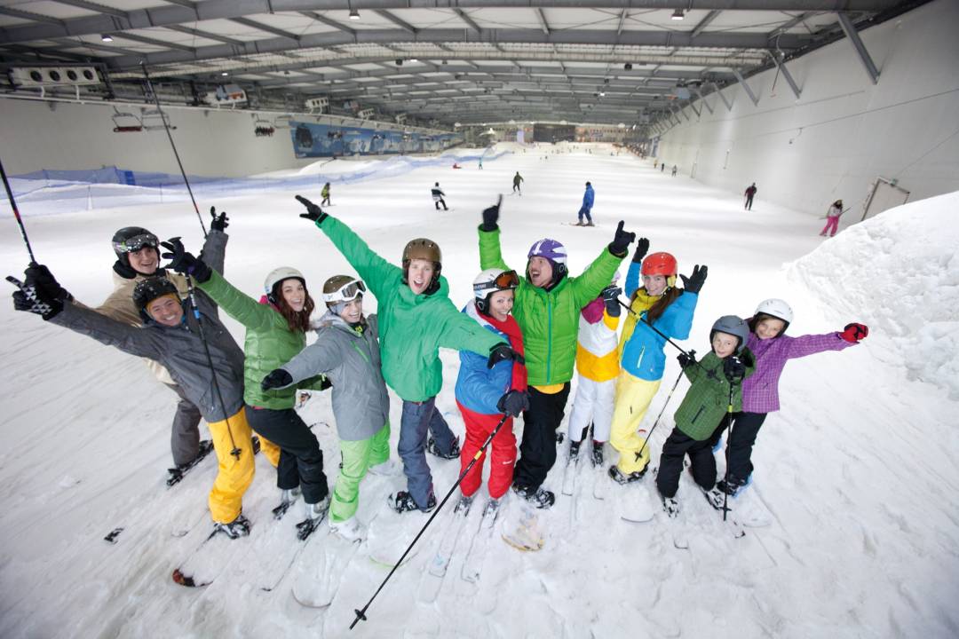 Snow Dome Gruppe auf Skiern