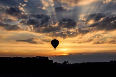 Eine Ballonfahrt bei Sonnenuntergang