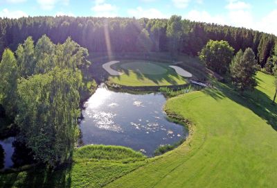 Blick auf ein Wasserhindernis im Golfpark Soltau