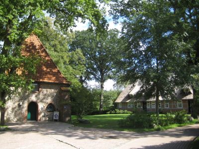 Alte Kirche im Sommer