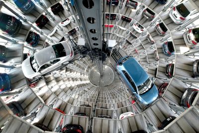 Blick in einen Autoturm der Autostadt Wolfsburg