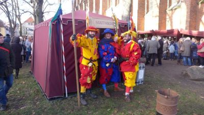 Bunte Stadtwachen auf dem Weihnachtsmarkt