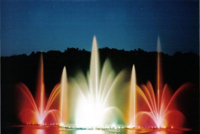 Leuchtende Fontänen beim Seefest in Behringen